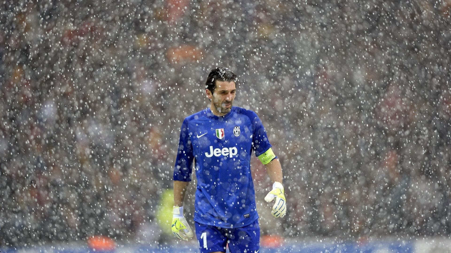 登贝莱荣膺法甲赛季最佳球员,21球领跑射手榜引领新王朝