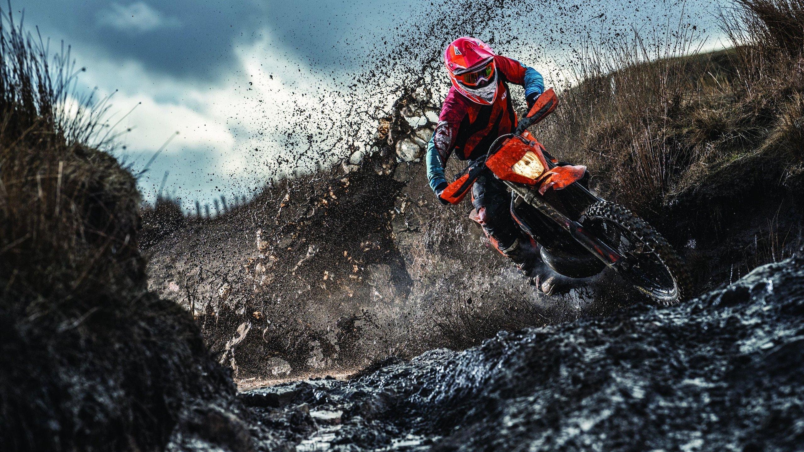 TyC独家镜头，小球童热情包围梅西 足坛巨星一一握手传递温暖