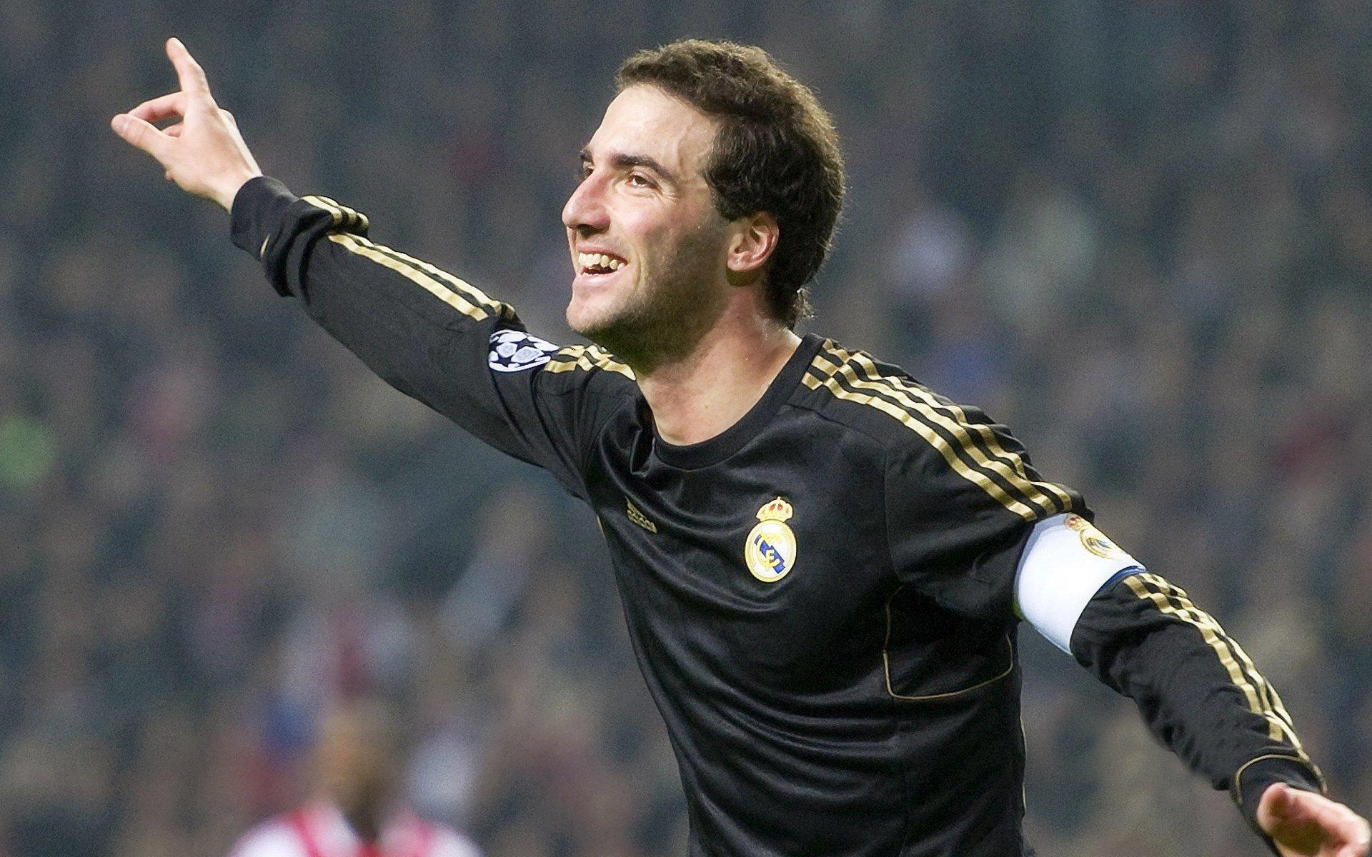 盐城三连胜登顶苏超积分榜，连云港跃居第五，镇江四连败陷降级区